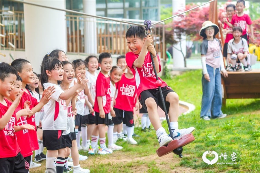 2023年5月31日,在浙江省湖州市长兴县龙山街道中心幼儿园,孩子们进行“快乐滑索”趣味游戏。